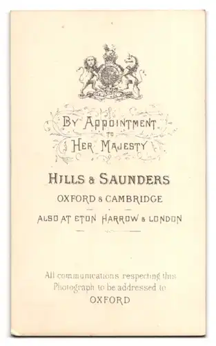 Fotografie Hills & Saunders, Oxford, Portrait junger Mann im Anzug mit Brille