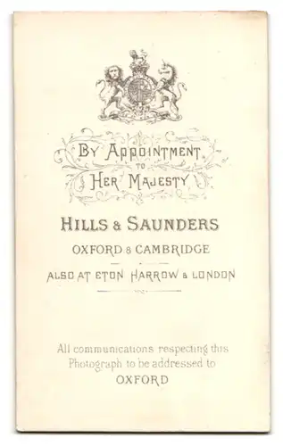 Fotografie Hills & Saunders, Oxford, Portrait junger Herr auf eine Stuhllehne gelehnt