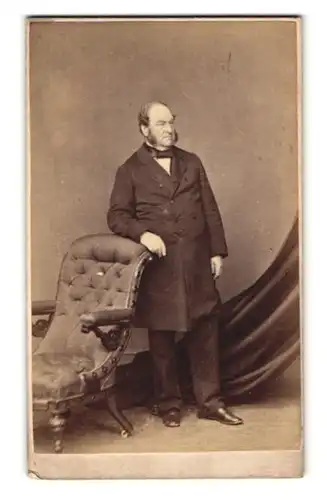 Fotografie Hills & Saunders, Oxford, Portrait bürgerlicher Herr im Anzug mit Backenbart