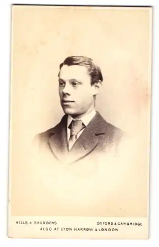 Fotografie Hills & Saunders, Oxford, Portrait junger Mann im Anzug mit Krawatte