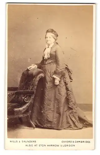 Fotografie Hills & Saunders, Oxford, Portrait ältere Dame im Festkleid mit Haube