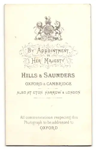 Fotografie Hills & Saunders, Oxford, Portrait ältere Dame im Festkleid mit Haube