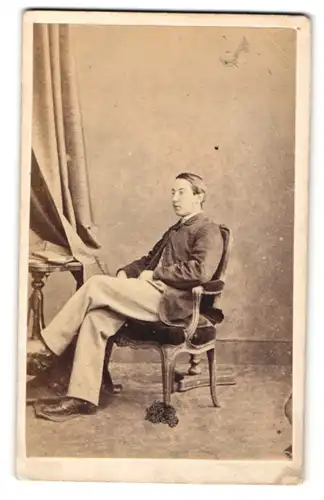 Fotografie Hills & Saunders, Oxford, Portrait junger Mann im Stuhl sitzend