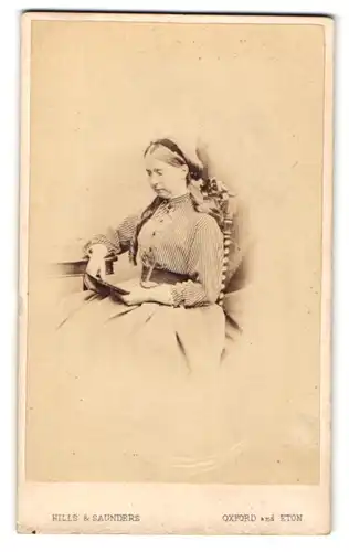 Fotografie Hills & Saunders, Oxford, Portrait lesende Dame in gestreifter Bluse