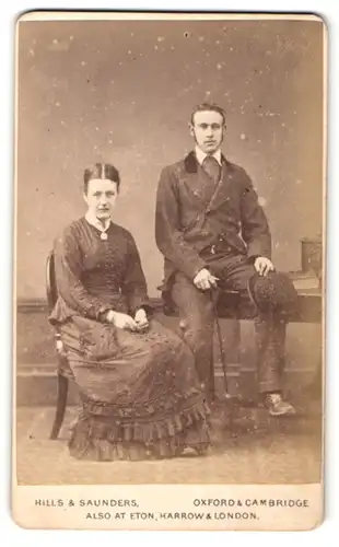 Fotografie Hills & Saunders, Oxford, Portrait Dame und Herr in bürgerlicher Kleidung