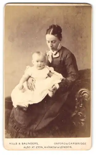 Fotografie Hills & Saunders, Oxford, Portrait Mutter mit Baby im weissen Kleidchen