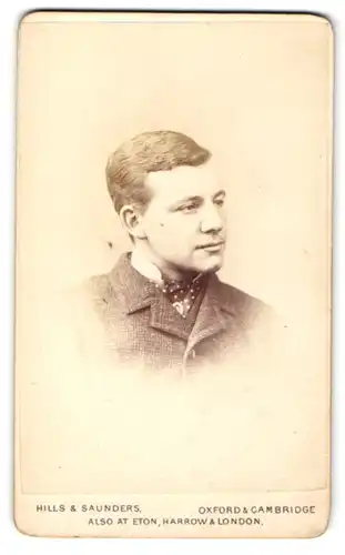 Fotografie Hills & Saunders, Oxford, Portrait junger Mann im Anzug mit Krawatte