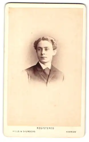 Fotografie Hills & Saunders, Harrow, Portrait junger Herr mit lockigem Haar