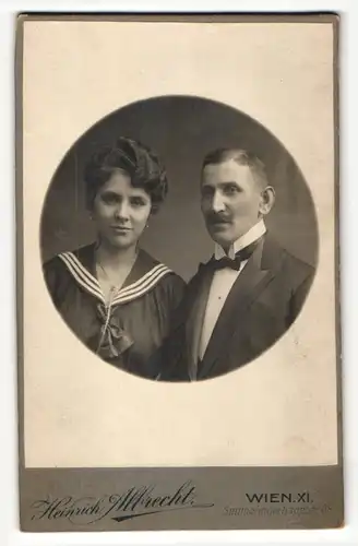 Fotografie Heinrich Albrecht, Wien, Portrait bürgerliches Paar in modischer Kleidung