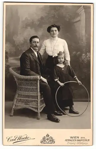 Fotografie Carl Wache, Wien, Portrait bürgerliche Familie und Tochter mit Reifen