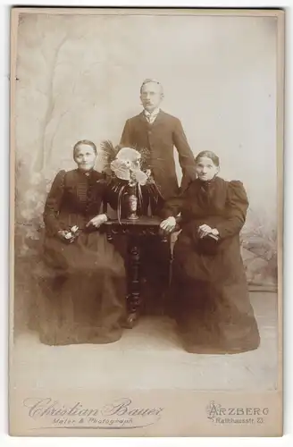 Fotografie Christian Bauer, Arzberg, Portrait ältere Dame und Mann und Frau in bürgerlicher Kleidung mit Blumen