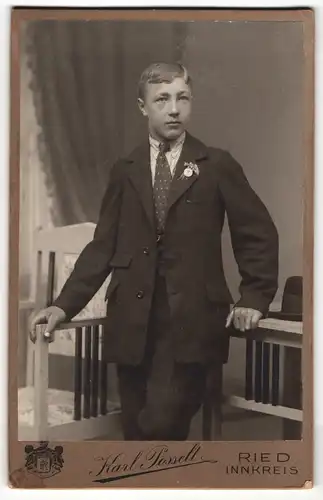 Fotografie Karl Posselt, Ried, Portrait junger Herr im Anzug mit Krawatte und Ansteckblumen