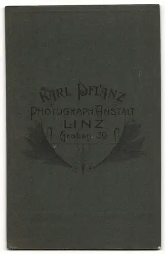 Fotografie Karl Pflanz, Linz, Portrait bürgerliches Paar in Hochzeitskleidung mit Blumenstrauss und Hut