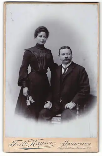 Fotografie Fritz Kayser, Hannover, Portrait bürgerliches Paar in eleganter Kleidung mit Blumen