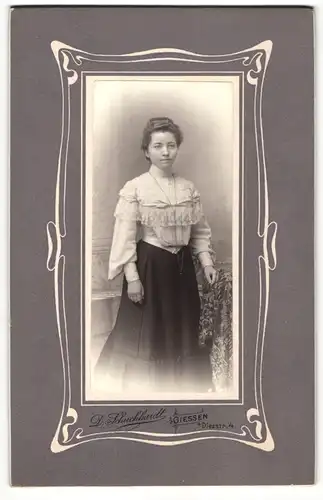 Fotografie D. Schuchhardt, Giessen, Portrait junge Dame in hübscher Kleidung an Tisch gelehnt