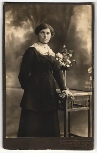 Fotografie K. Dietrich, Laufen-Salzach, Portrait elegant gekleidete Dame mit Handschuhen an Tisch gelehnt