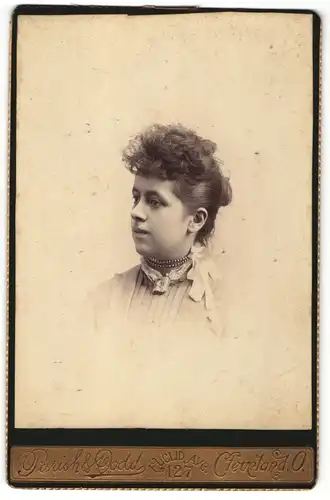 Fotografie Parish & Dodd, Cleveland, O., Portrait junge Dame mit Hochsteckfrisur und Halskette