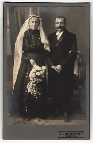 Fotografie J. Guggenberger, Dorfen, Portrait bürgerliches Paar in Hochzeitskleidung mit Schleier und Blumenstrauss