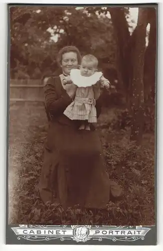 Fotografie Cabinet Portrait, unbekannter Ort, Portrait bürgerlich geleidete Mutter mit Kleinkind auf dem Schoss
