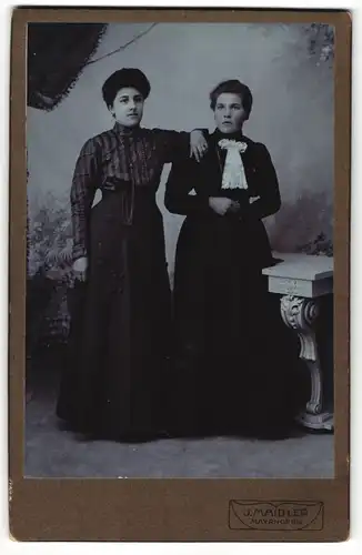 Fotografie J. Maidler, Mayrhofen, Portrait zwei junge Damen in modischer Kleidung aneinander gelehnt