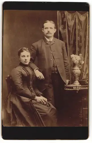Fotografie unbekannter Fotograf und Ort, Portrait bürgerliches Paar in eleganter Kleidung