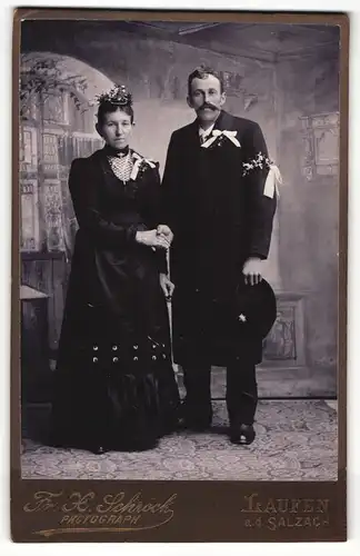 Fotografie Fr. X. Schröck, Laufen a. d. Salzach, Portrait bürgerliches Paar in festlicher Kleidung mit Ansteckblumen