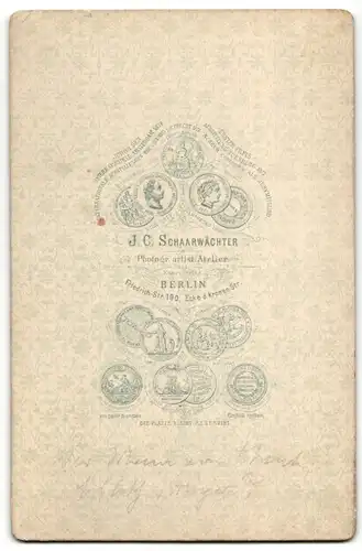 Fotografie J. C. Schaarwächter, Berlin, Portrait bürgerlicher Herr im Anzug mit Fliege und Vollbart
