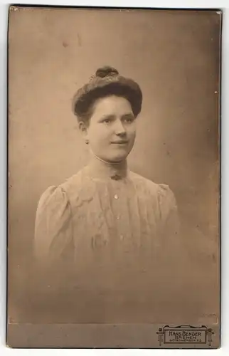 Fotografie Hans Bender, Bremen, Portrait hübsch gekleidete Dame mit Hochsteckfrisur und Kragenbrosche