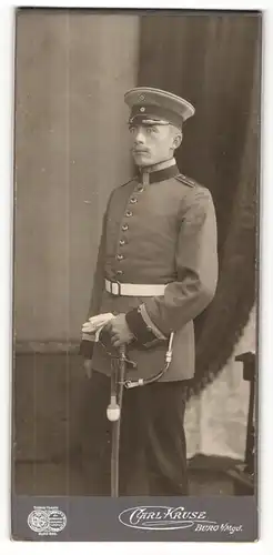 Fotografie Carl Kruse, Burg, Portrait Soldat in Uniform mit Schirmmütze und Handschuhen