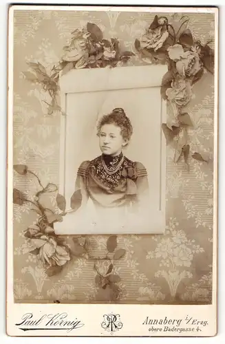 Fotografie Paul Körnig, Annaberg i. Erzg. Portrait junge Dame in modischer Kleidung mit Hochsteckfrisur und Halskette