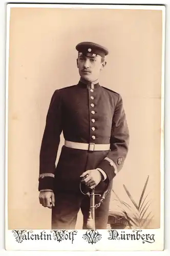 Fotografie Valentin Wolf, Nürnberg, Portrait Unteroffizier in Uniform mit Ärmelabzeichen