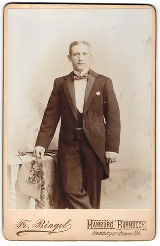 Fotografie Fr. Bingel, Hamburg-Barmbeck, Portrait junger Herr in Frack