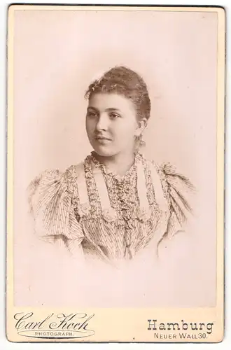 Fotografie Carl Koch, Hamburg, Portrait Fräulein mit zusammengebundenem Haar
