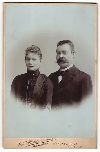 Fotografie C. F. Beddies & Sohn, Braunschweig, Portrait Herr mit imposantem Schnauzbart und Gattin