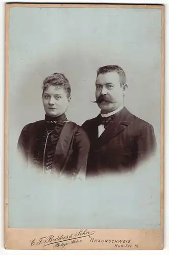 Fotografie C. F. Beddies & Sohn, Braunschweig, Portrait bürgerlicher Herr mit imposantem Schnauzbart und Gattin