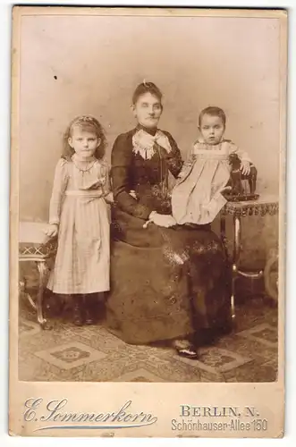 Fotografie E. Sommerkorn, Berlin-N, Portrait Mutter mit zwei Kindern