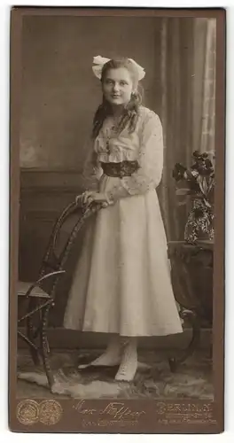 Fotografie Max Steffens, Berlin-N, Portrait Mädchen in weissem Kleid mit Haarschleife