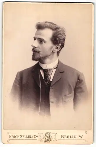 Fotografie Erich Sellin & Co., Berlin-W, Portrait junger Herr mit Bart in Anzug