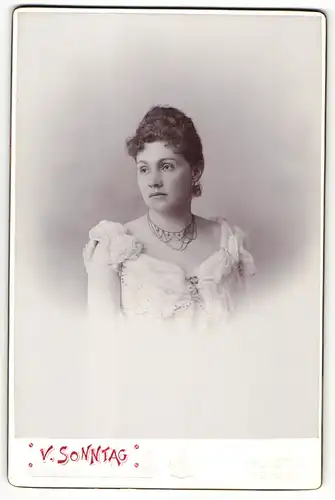 Fotografie W. Sonntag, Kremsier, Portrait Dame in eleganter Garderobe mit Halskette