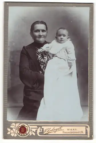 Fotografie J. Zehngut, Wien, Portrait ältere Frau und Säugling