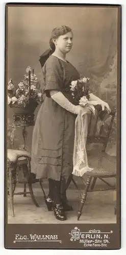 Fotografie Edg. Wallnau, Berlin-N, Portrait Fräulein in feierlicher Kleidung mit Blumen