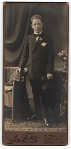 Fotografie Max Fischer, Berlin-N, Portrait Knabe in feierlichem Anzug