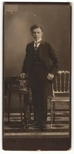 Fotografie M. Appel, Berlin, Portrait junger Herr in Anzug mit Krawatte