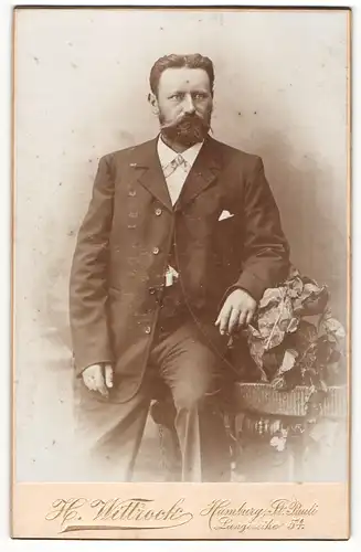 Fotografie H. Wittrock, Hamburg-St. Pauli, Portrait Herr mit Bart in Anzug