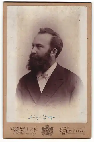 Fotografie W. Zink, Gotha, Portrait junger Herr mit Vollbart