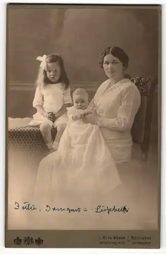 Fotografie L. Otto Weber, Meiningen, Portrait junge Mutter mit zwei Kindern