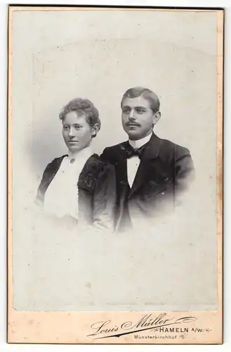 Fotografie Louis Müller, Hameln a/W, Portrait junges bürgerliches Paar