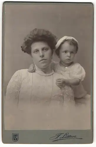 Fotografie F. Leitner, Wien, Portrait Kleinkind un Dame mit Hochsteckfrisur