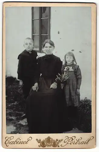 Fotografie unbekannter Fotograf und Ort, Portrait Grossmutter, Enkel und Enkelin