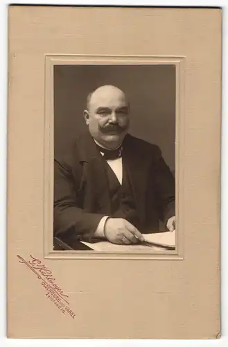 Fotografie G. Kehlmeyer, Oldenburg, Portrait älterer Herr mit Schnauzbart in Anzug